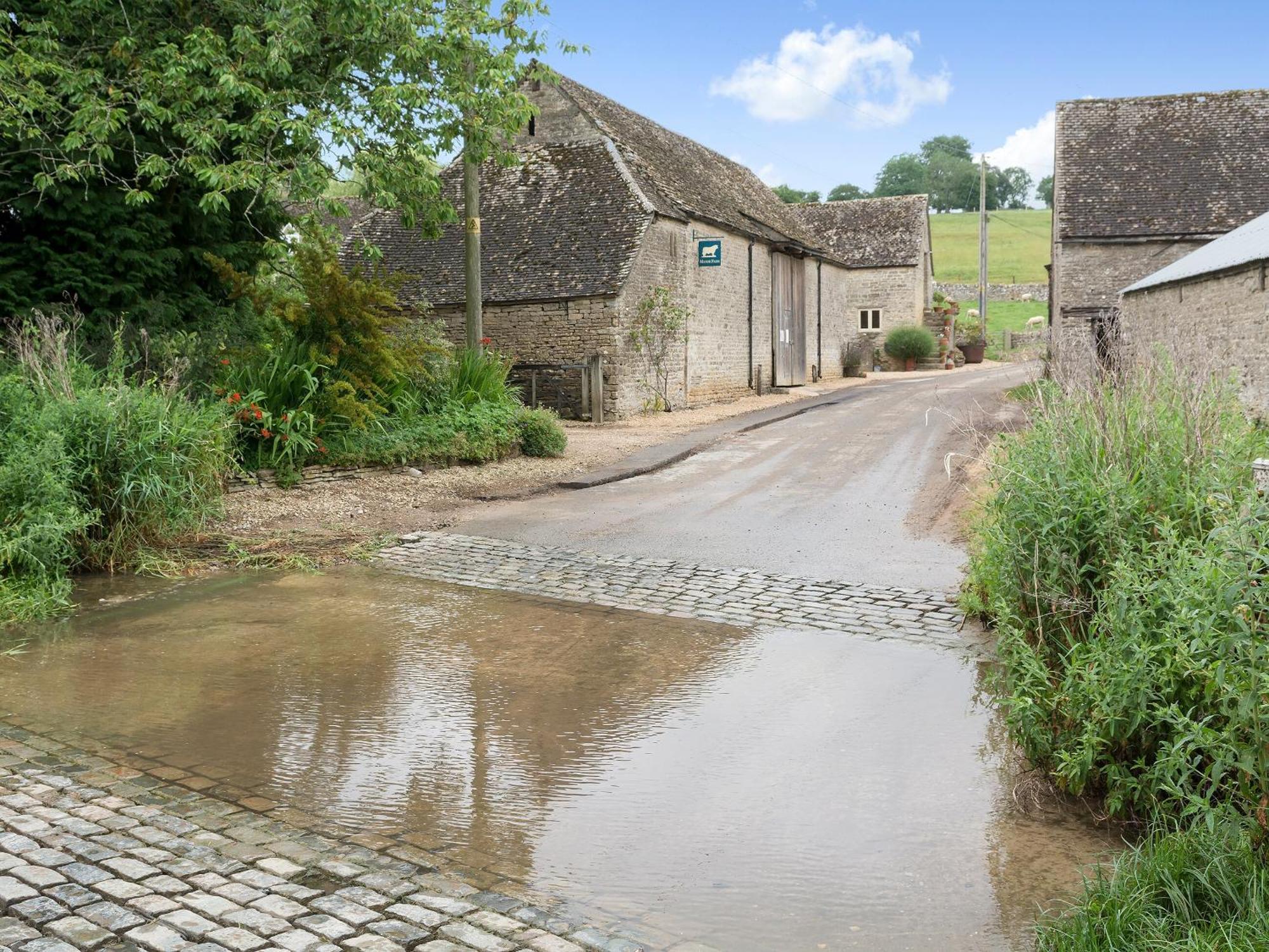 Flowers Barn Daglingworth Экстерьер фото
